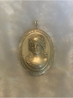 🍀Victorian Style Cameo Pendant in Antique Silver Plate